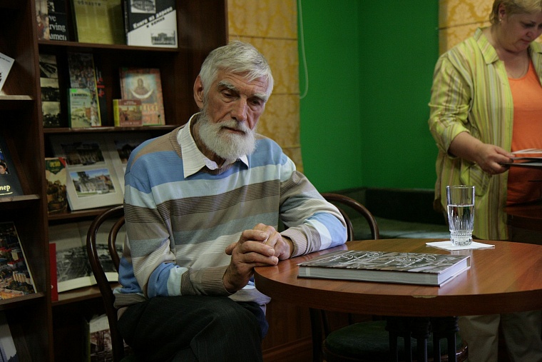 Мастер Шитов подарил горожанам сохраненную им деревянную Тюмень