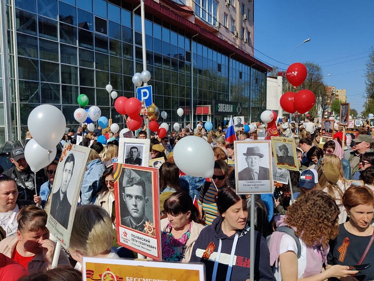 Тюменцы присоединяются к «Бессмертному полку» целыми семьями