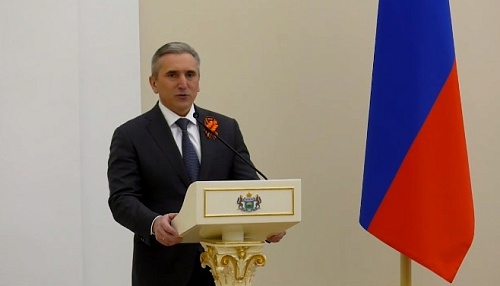 Александр Моор вручил заслуженным тюменцам награды за труд