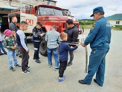 Нижнетавдинские школьники побывали в роли пожарного
