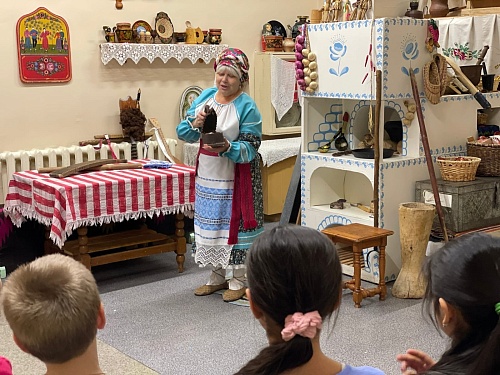 Ребята из Средней Азии в Тюмени попробовали играть на трещотках и балалайках