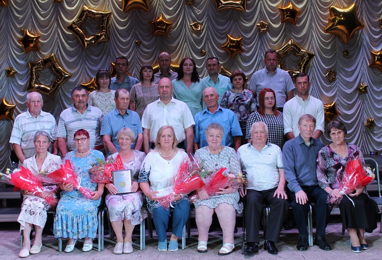 В Абатском районе семьи-юбиляры получили медали и благодарственные письма губернатора