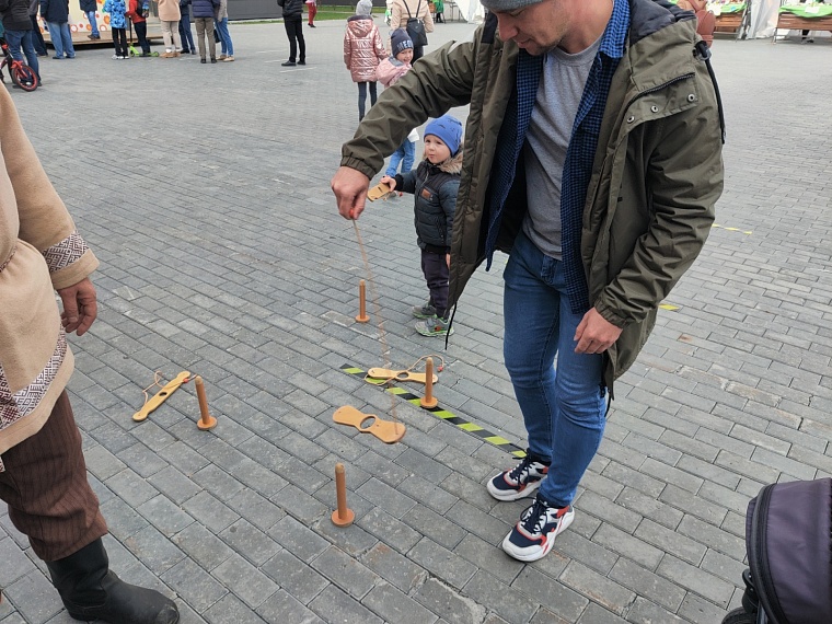 И в избу войдет, и дощечку раскрутит. Третий день «Тюменской осени» продолжает радовать викторинами и конкурсами