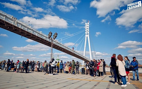 На верхний пилон моста Влюбленных в Тюмени водрузили Знамя Победы