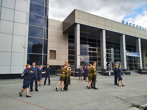 На площади перед железнодорожным вокзалом исполнили "Вальс Победы"