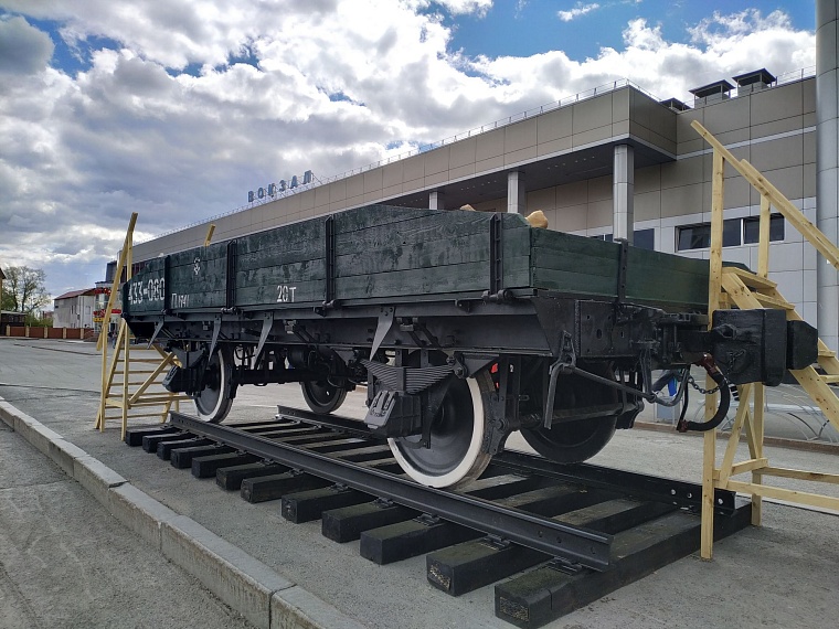 На площади перед железнодорожным вокзалом исполнили "Вальс Победы"