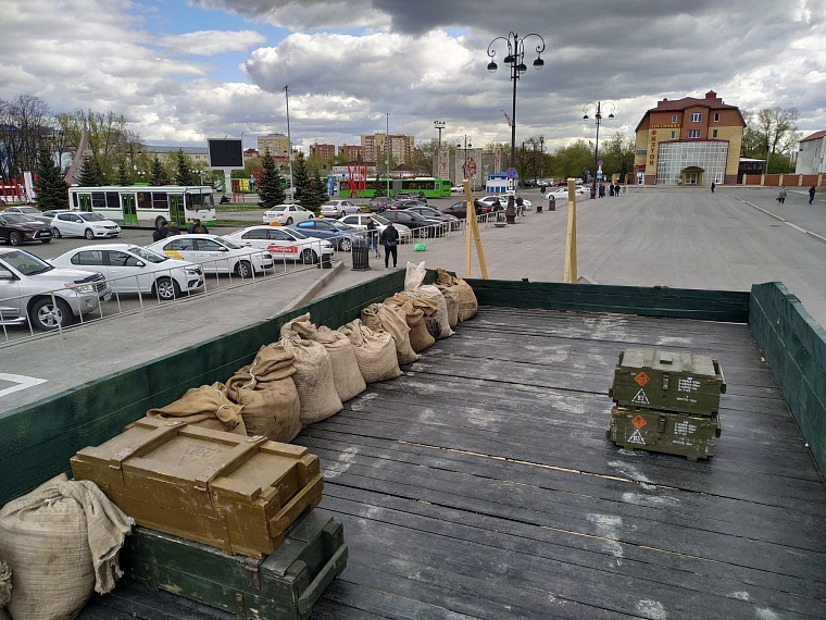 На площади перед железнодорожным вокзалом исполнили "Вальс Победы"