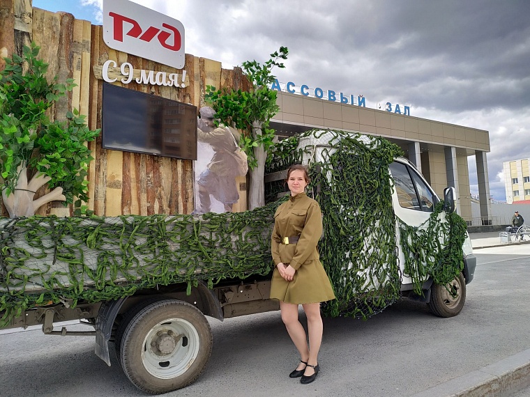 На площади перед железнодорожным вокзалом исполнили "Вальс Победы"