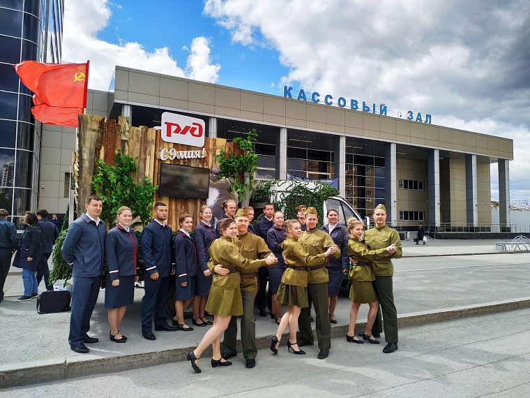 На площади перед железнодорожным вокзалом исполнили "Вальс Победы"