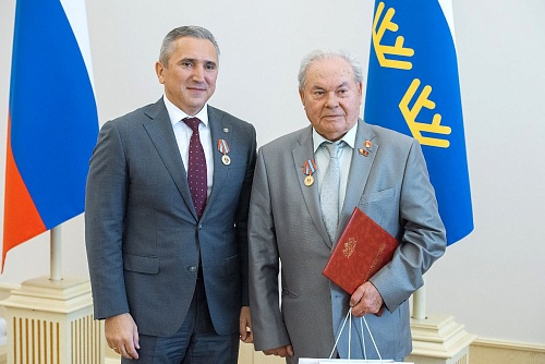 Александр Моор поздравил почетного нефтяника Тюменской области Сергея Великопольского с юбилеем