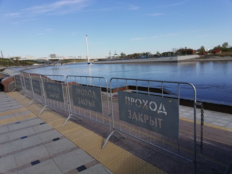 Тура пошла на спад, но нижний ярус набережной закрыт для посетителей