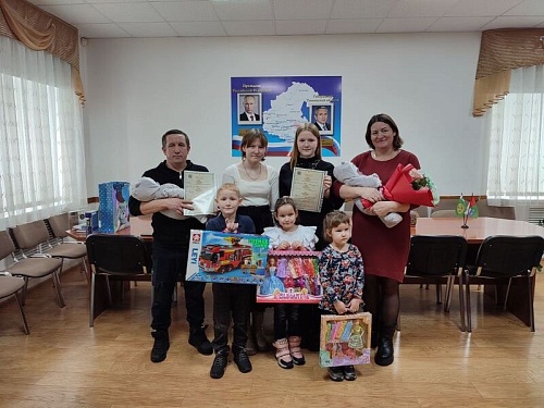 В Тюменской области чествовали многодетную семью, в которой появились на свет еще два мальчика