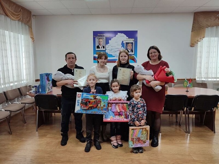 В Тюменской области чествовали многодетную семью, в которой появились на свет еще два мальчика
