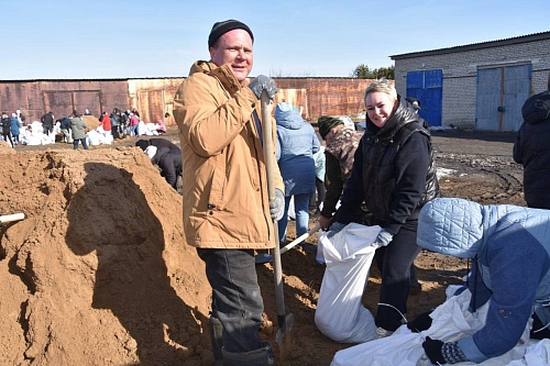 Жители Казанского района вместе с добровольцами готовятся дать отпор паводку
