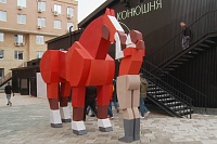 В центре Тюмени появилась трехметровая фигура красного коня
