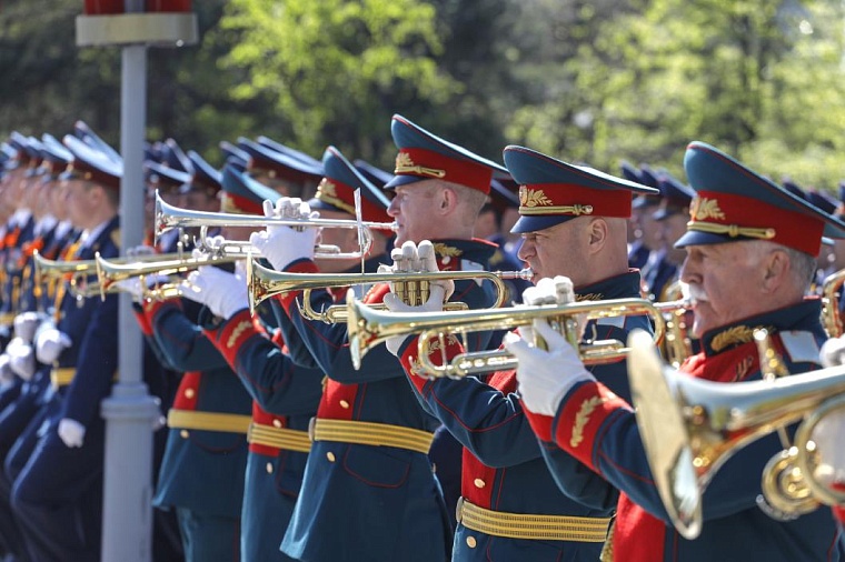 Плац-парад курсантов ТВВИКУ прошел на площади Памяти в Тюмени