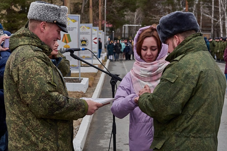 В Тюмени 19 мобилизованных вступили в брак перед отправкой на службу
