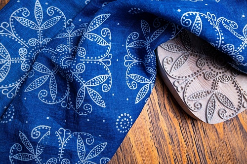 Мастерица из Тюмени смогла удивить гостей фестиваля "Иван-да-Марья" платками, созданными вручную