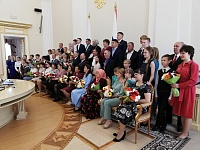 Тюменцы получили медали «Материнская слава» и «Отцовская доблесть»