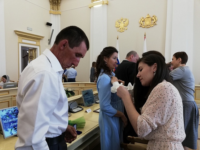 Тюменцы получили медали «Материнская слава» и «Отцовская доблесть»