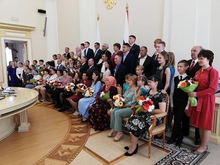 Тюменцы получили медали «Материнская слава» и «Отцовская доблесть»