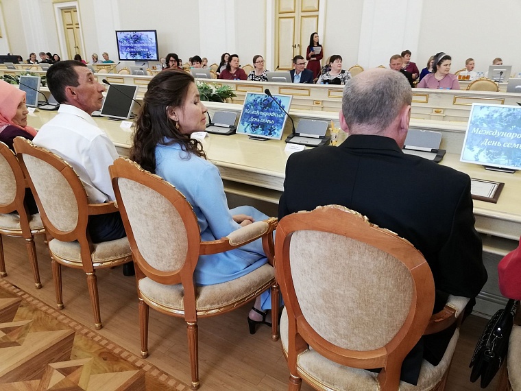 Тюменцы получили медали «Материнская слава» и «Отцовская доблесть»