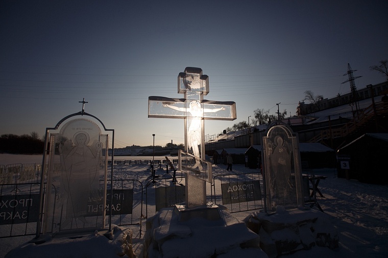 Крещение Господне: как возникли традиции освящать воду два дня и окунаться в прорубь