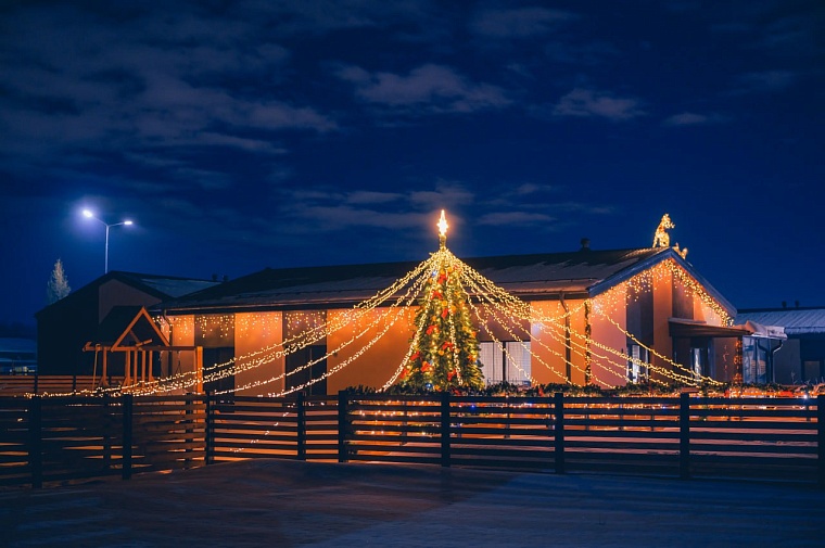 Дом с паркингом, досуговый центр с рестораном и другие объекты