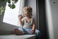 Три главных правила, которые помогут уберечь ребенка от падения из окна