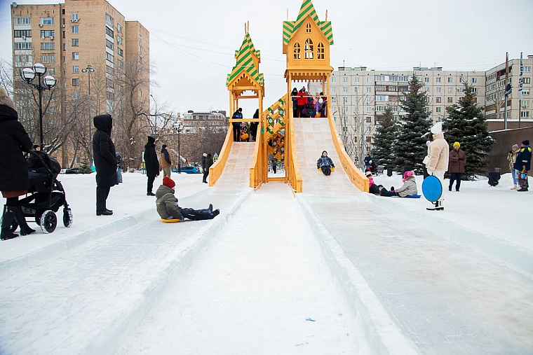 На площади 400-летия открылась резиденция Деда Мороза