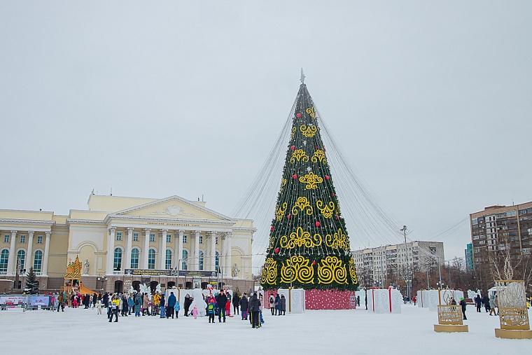 На площади 400-летия открылась резиденция Деда Мороза