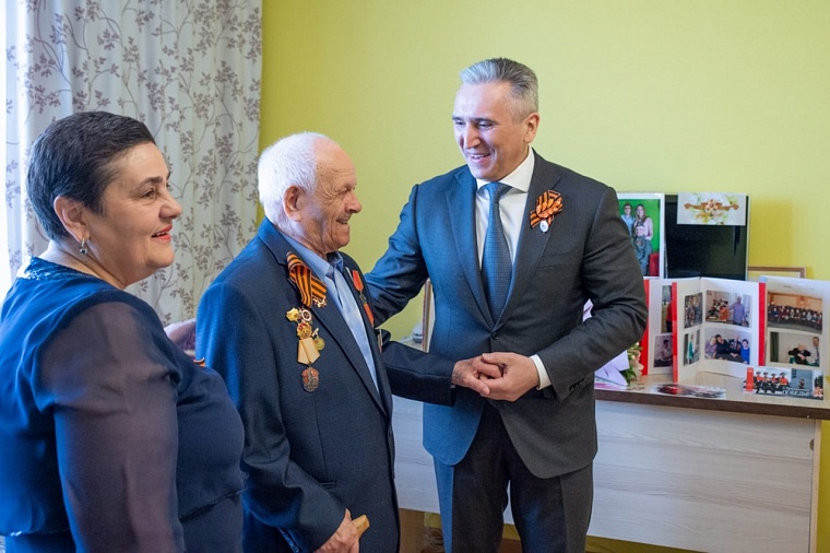 Губернатор Александр Моор поздравил с Днем Победы тюменского фронтовика
