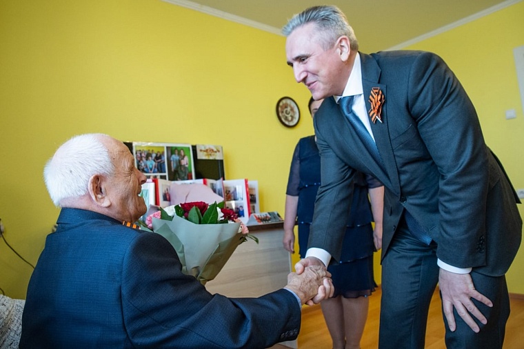 Губернатор Александр Моор поздравил с Днем Победы тюменского фронтовика