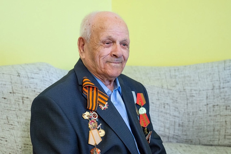 Губернатор Александр Моор поздравил с Днем Победы тюменского фронтовика