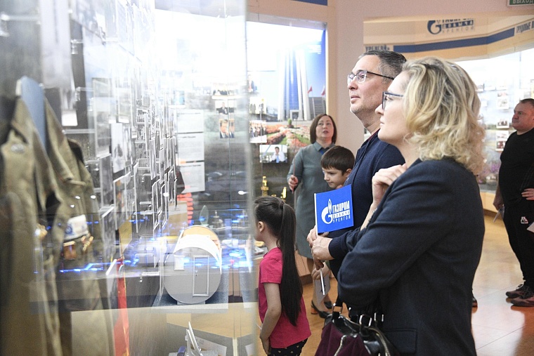 Экскурсанты с любопытством рассматривали витрины музея