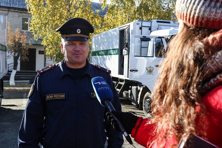 Тюменские конвоиры показали, как устроен автозак