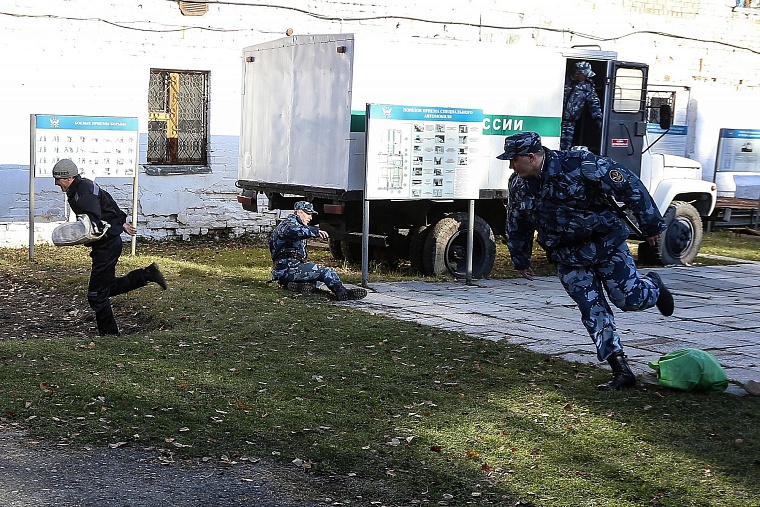 Тюменские конвоиры показали, как устроен автозак