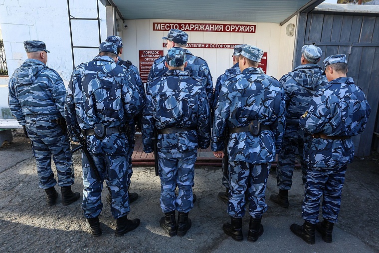 Тюменские конвоиры показали, как устроен автозак