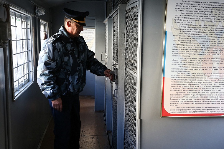 Тюменские конвоиры показали, как устроен автозак