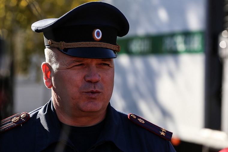 Тюменские конвоиры показали, как устроен автозак