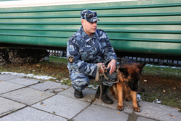 Тюменские конвоиры показали, как устроен автозак