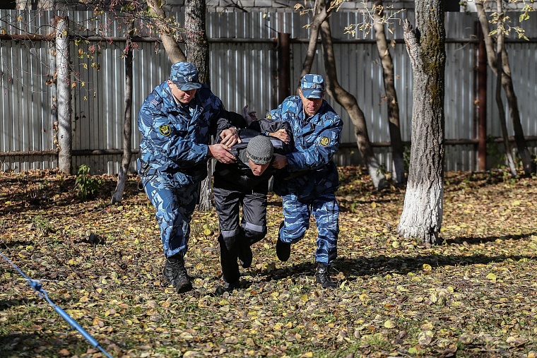 Тюменские конвоиры показали, как устроен автозак