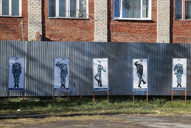 Тюменские конвоиры показали, как устроен автозак