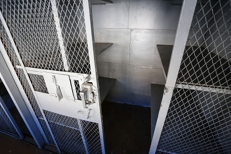 Тюменские конвоиры показали, как устроен автозак