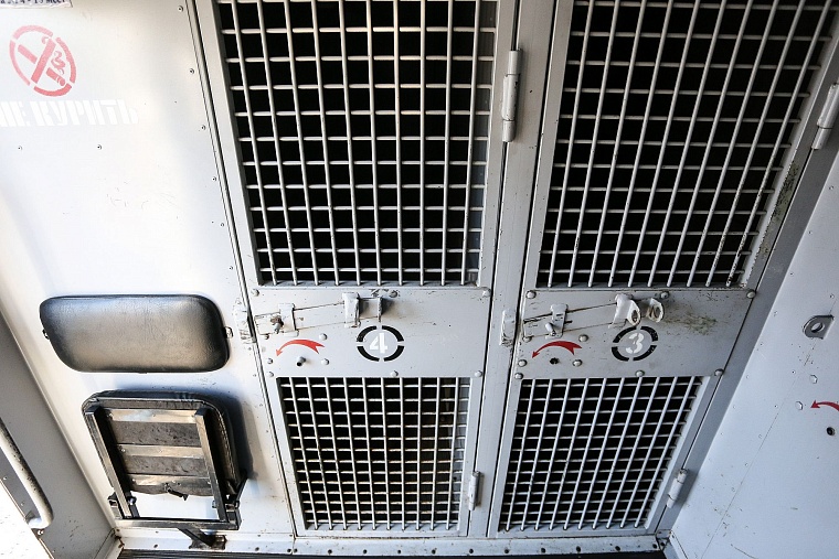 Тюменские конвоиры показали, как устроен автозак