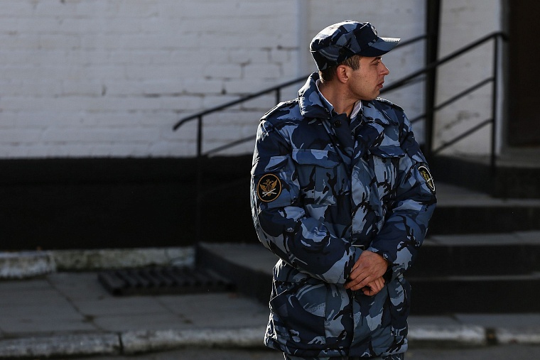 Тюменские конвоиры показали, как устроен автозак