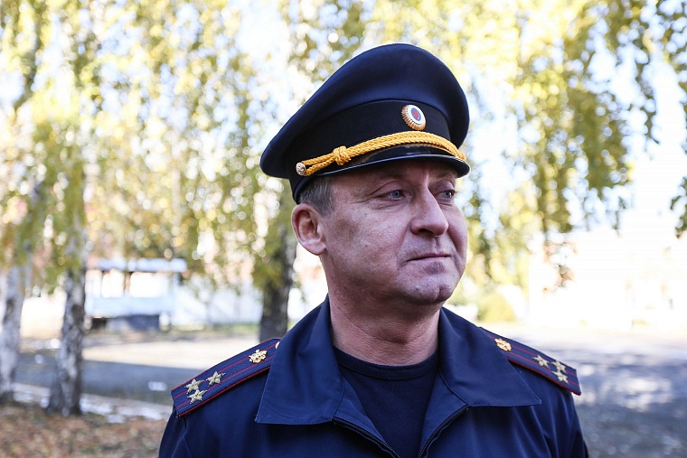 Тюменские конвоиры показали, как устроен автозак