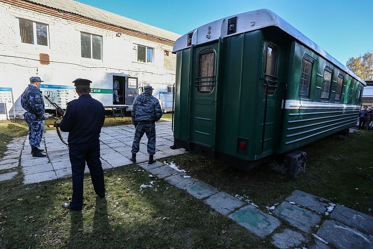 Тюменские конвоиры показали, как устроен автозак