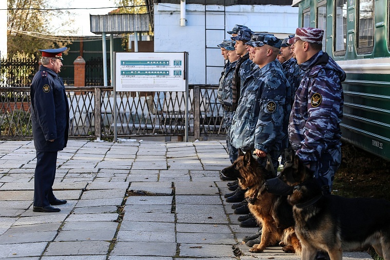 Тюменские конвоиры показали, как устроен автозак