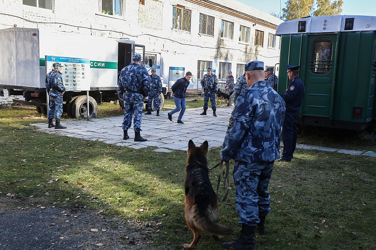 Тюменские конвоиры показали, как устроен автозак